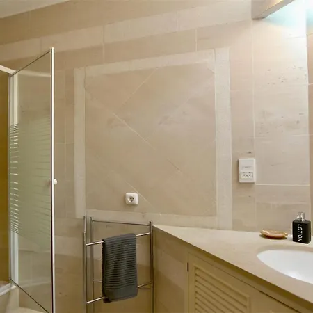 Al Charb Topfloor Sea View, Ar Con, Pool - Cleverdetails