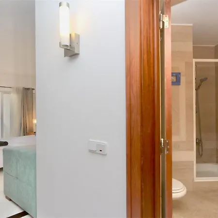 Al Charb Topfloor Sea View, Ar Con, Pool - Cleverdetails