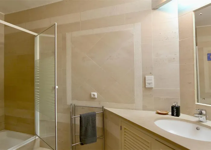 Al Charb Topfloor Sea View, Ar Con, Pool - Cleverdetails